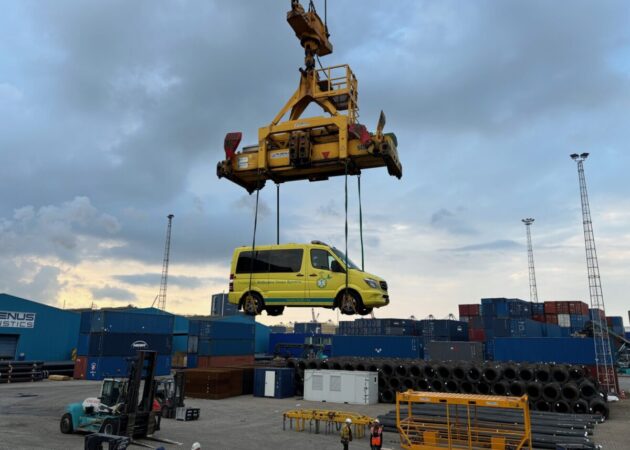 Wens Ambulance voor Bonaire verscheept